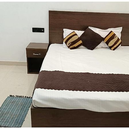 Hotel Aparna Grand Near Ram Janam Bhoomi And Temple - Fully Air Conditioned - Free Wifi Available - Best Budget Hotel In Ayodhya Extérieur photo