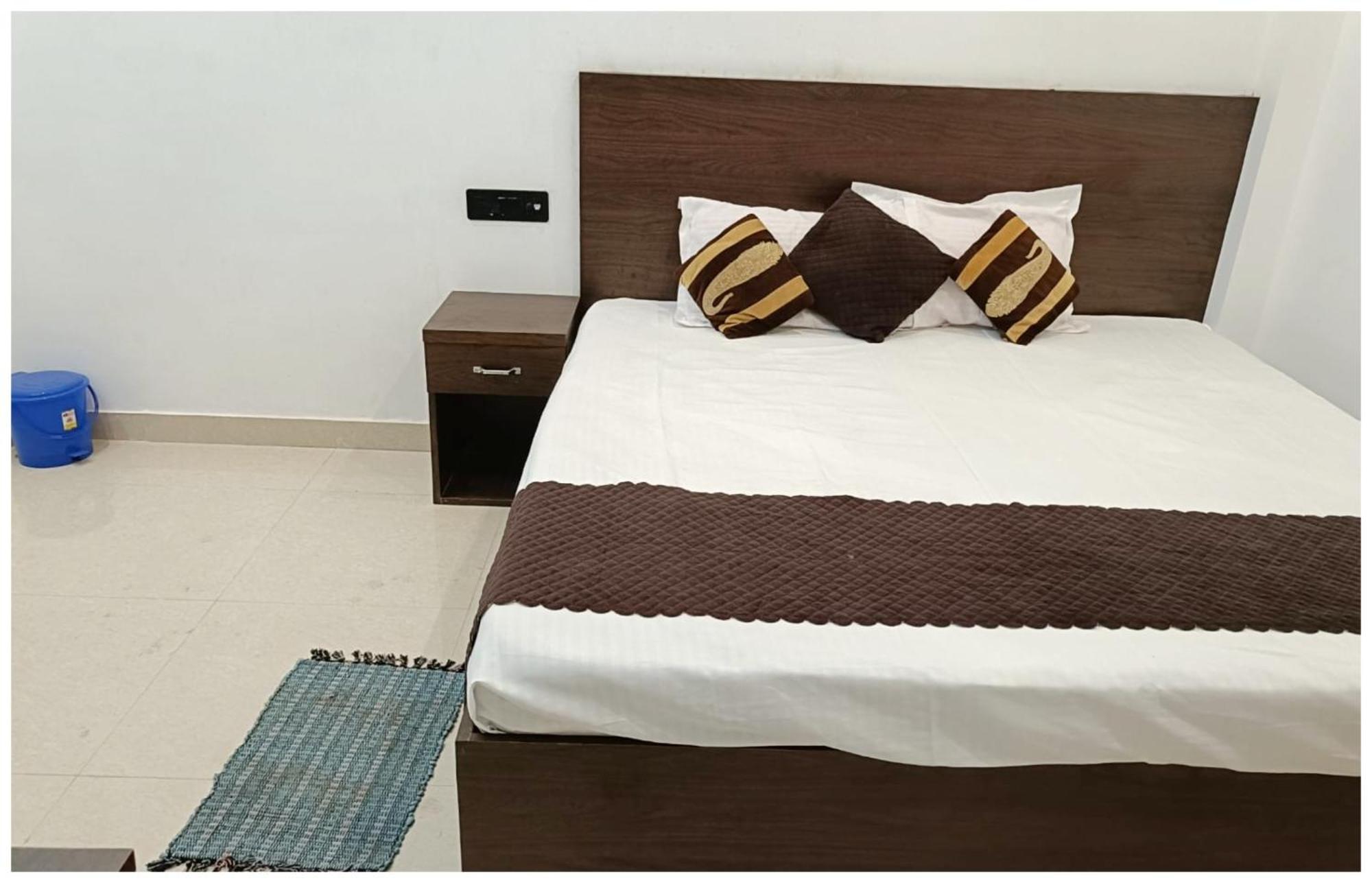 Hotel Aparna Grand Near Ram Janam Bhoomi And Temple - Fully Air Conditioned - Free Wifi Available - Best Budget Hotel In Ayodhya Extérieur photo