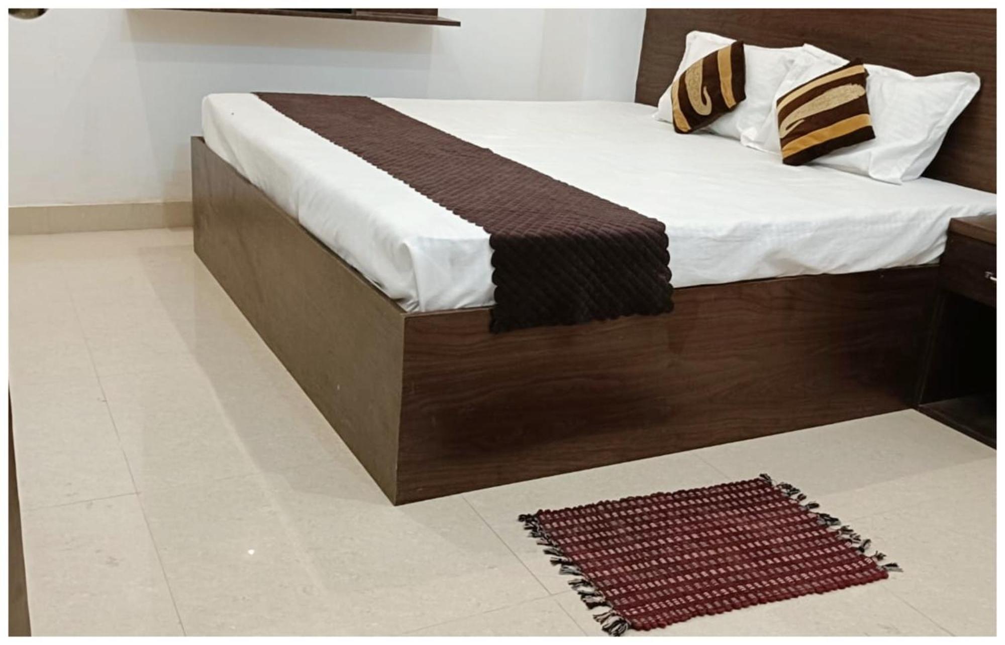 Hotel Aparna Grand Near Ram Janam Bhoomi And Temple - Fully Air Conditioned - Free Wifi Available - Best Budget Hotel In Ayodhya Extérieur photo