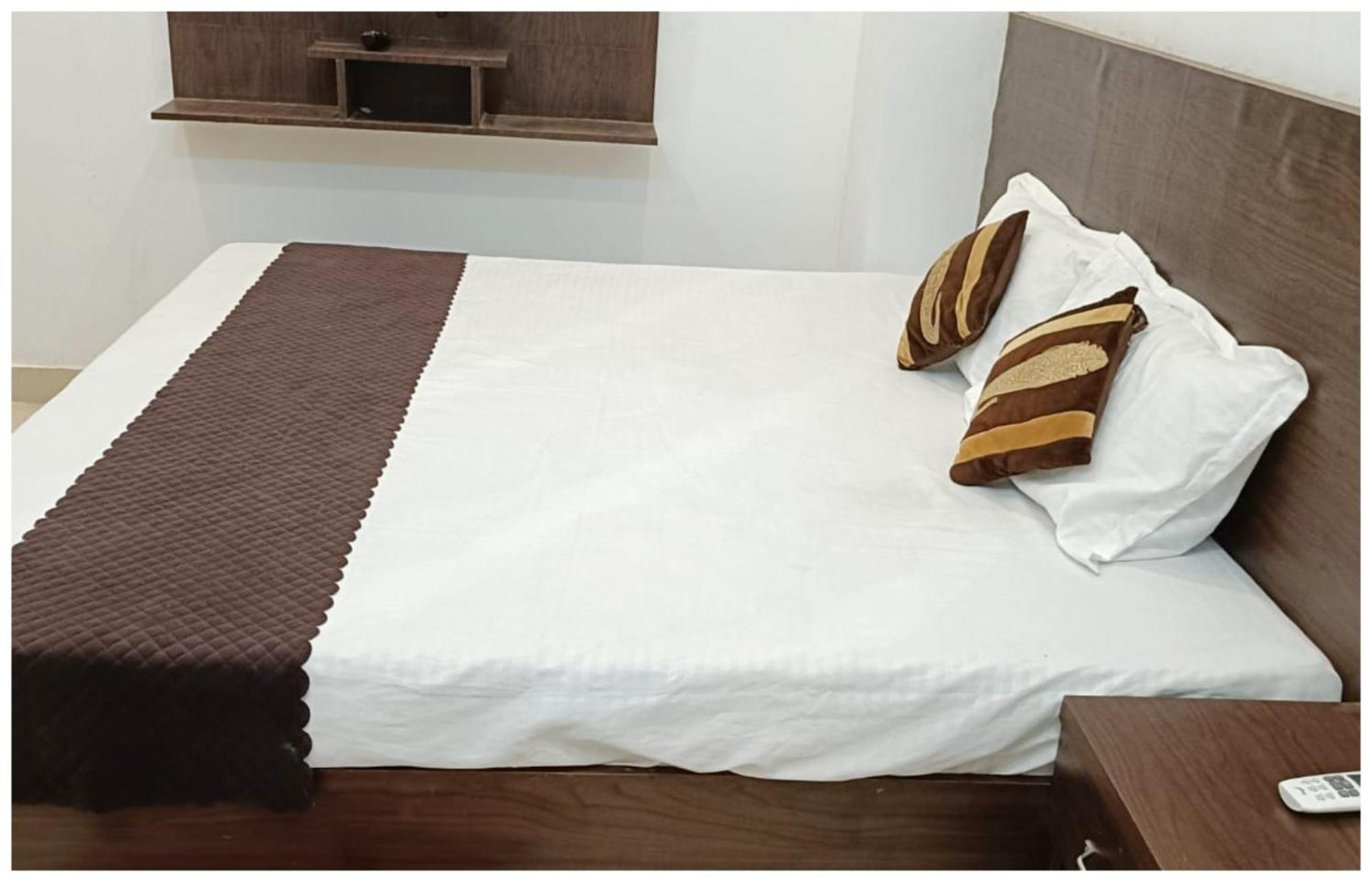 Hotel Aparna Grand Near Ram Janam Bhoomi And Temple - Fully Air Conditioned - Free Wifi Available - Best Budget Hotel In Ayodhya Extérieur photo