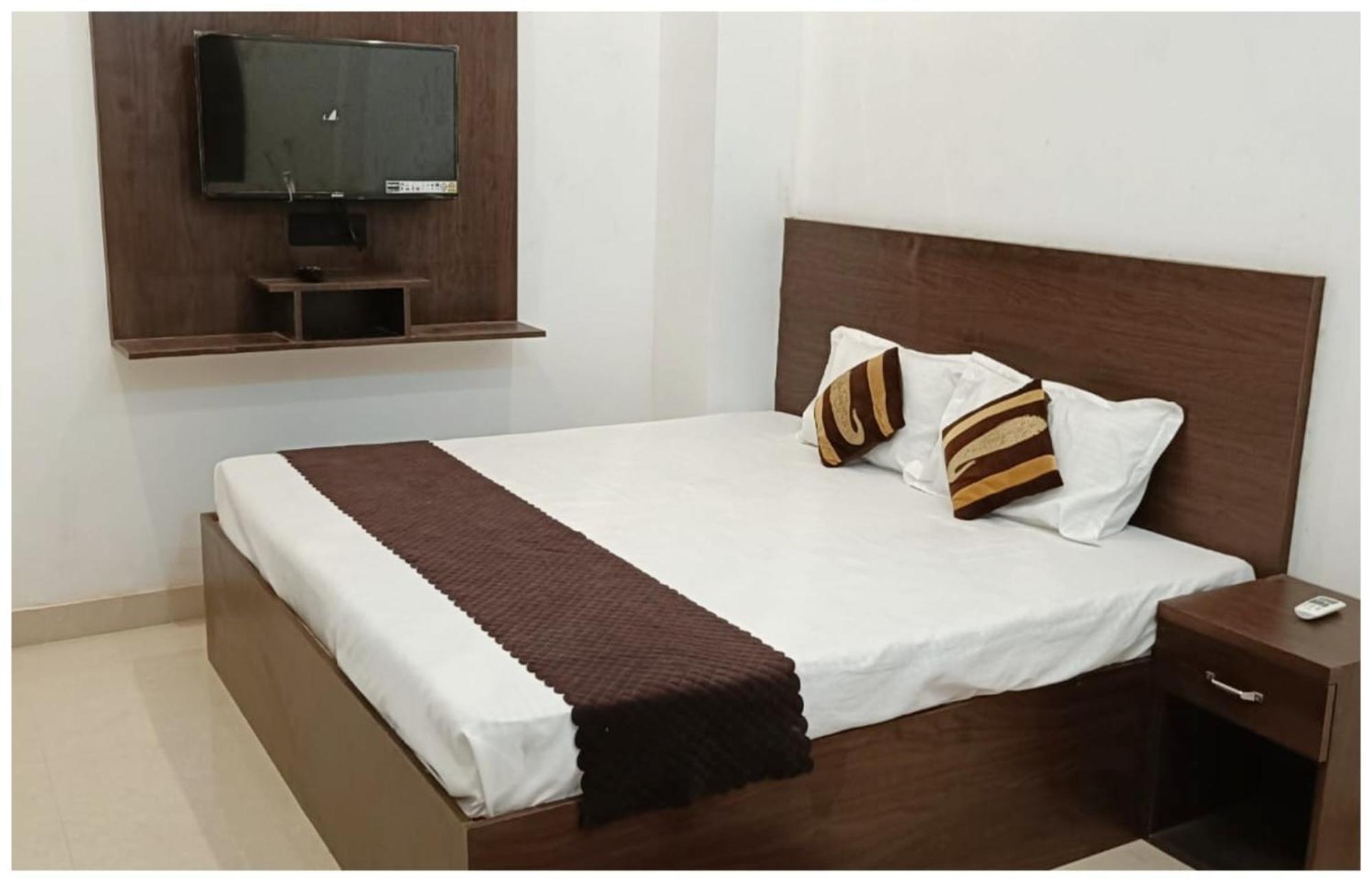 Hotel Aparna Grand Near Ram Janam Bhoomi And Temple - Fully Air Conditioned - Free Wifi Available - Best Budget Hotel In Ayodhya Extérieur photo